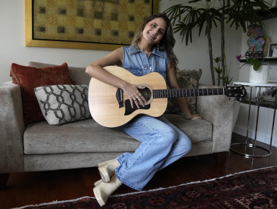 La cantante venezolana Tiare posa en su casa en Lima, Perú, el 24 de octubre de 2022. Tiare está nominada al Latin Grammy como mejor nuevo artista. Los Latin Grammy se entregarán el 17 de noviembre en Las Vegas. (Foto AP/Martin Mejia)