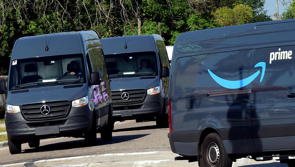 ORLANDO, FLORIDA, UNITED STATES - MARCH 30, 2020: Amazon drivers begin their delivery routes as workers at an Amazon warehouse in Staten Island, New York prepare to walk off their jobs demanding stepped-up protection and pay after several workers at the facility were diagnosed with COVID-19.- PHOTOGRAPH BY Paul Hennessy / Echoes WIre/ Barcroft Studios / Future Publishing (Photo credit should read Paul Hennessy / Echoes WIre/Barcroft Media via Getty Images)