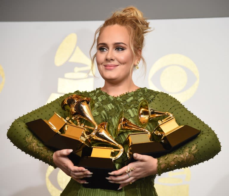 <p>En 2012, la chanteuse Adele confie à <a rel="nofollow noopener" href="https://www.vogue.com/article/adele-one-and-only" target="_blank" data-ylk="slk:Vogue;elm:context_link;itc:0;sec:content-canvas" class="link ">Vogue</a> qu’elle ne comprend pas son père qui étale dans les médias leur passé (il a quitté sa mère à de nombreuses reprises). “Il n’entendra plus jamais parler de moi. Parce qu’il n’y a rien qui pourrait m’énerver plus que de voir mon père acheté par la presse”. Crédit photo : AFP </p>