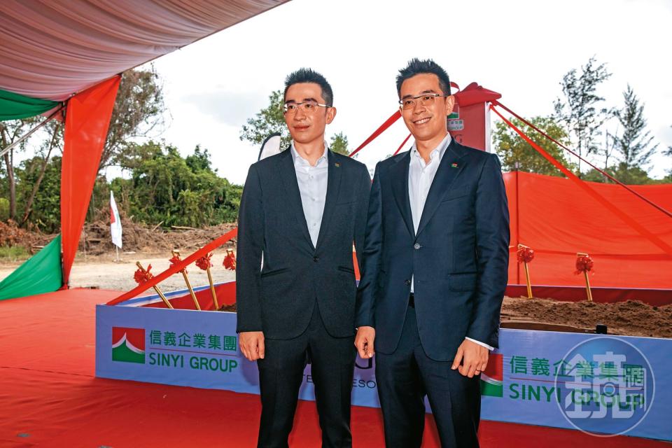 周耕宇（左）和弟弟周君澔（右）分工，他掌管房仲本業，周君澔長駐馬來西亞，替集團開拓觀光事業。