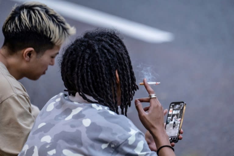 Un hombre fuma un cigarrillo en una calle de Tokio el 30 de mayo de 2024 (Yuichi Yamazaki)