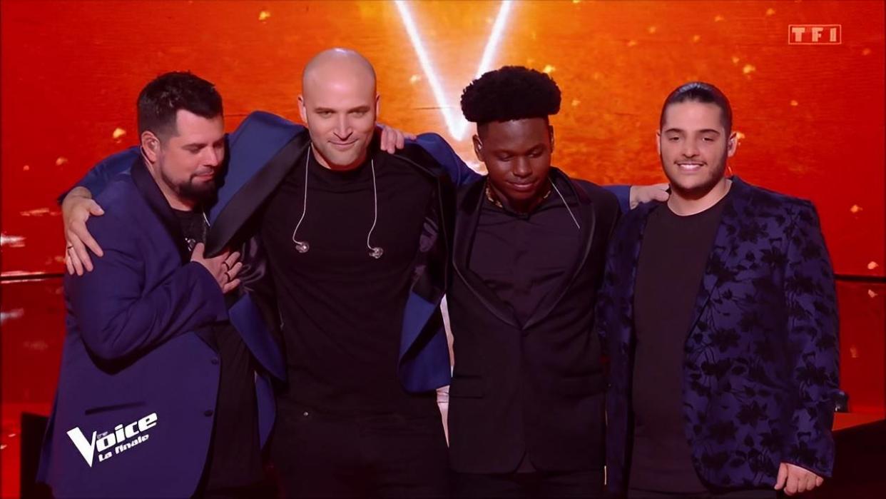 En finale de la saison 12 de « The Voice », quatre candidats étaient encore présents, avec de gauche à droite : Aurélien, Jérémy Levif, Micha et Arslane.