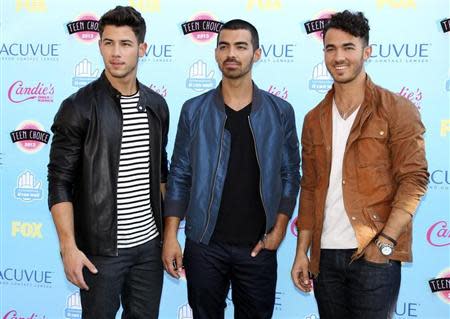 Singers (L-R) Nick, Joe and Kevin Jonas pose as they arrive at the Teen Choice Awards at the Gibson amphitheatre in Universal City, California August 11, 2013. REUTERS/Fred Prouser