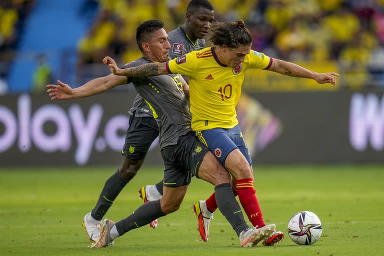 El ecuatoriano Ángel Mena marca a Quintero, en el partido de las eliminatorias del Mundial del 14 de octubre de 2021, en Barranquilla