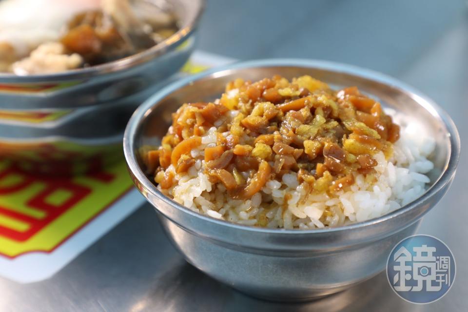 「滷肉飯」絞肉較細碎，味道偏甜，越吃越黏嘴，還有隱隱約約的白胡椒香。（35元／碗）