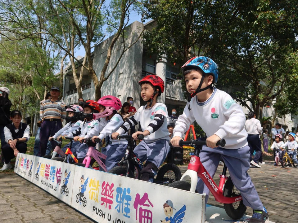 孩子眼神專注，哨聲響起向前衝刺努力回到終點