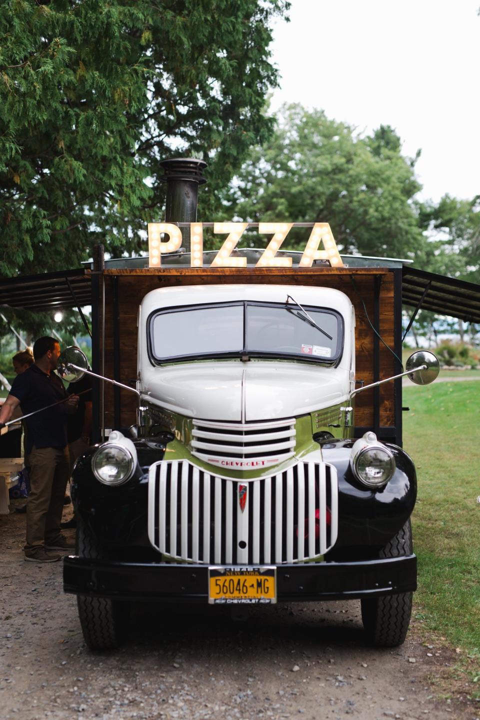 26 Delicious Wedding Ideas for Couples Crazy About Pizza