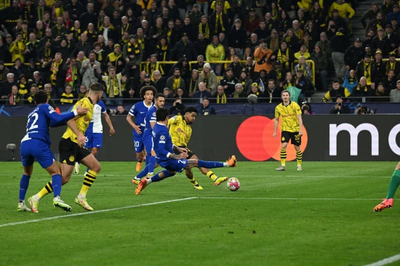 Dortmund's Ian Maatsen (R) scores his side's second goal during the UEFA Champions League quarter-finals, second leg soccer match between Borussia Dortmund and Atletico Madrid at Signal Iduna Park. Federico Gambarini/dpa