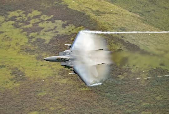 fighter jet trail