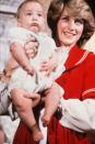 <p>1982 posierte Lady Diana mit ihrem Sohn Prinz William für ein Weihnachtsfoto.<br> Bei genauerem Hinsehen scheint es, als würde sie anstelle ihres Verlobungsrings einen Saphir-Cabochon-Ring tragen. Es wird von vielen vermutet, dass sie ihren Schmuck ausgetauscht hatte, um nicht versehentlich ihr neugeborenes Kind zu kratzen. [Bild: PA] </p>
