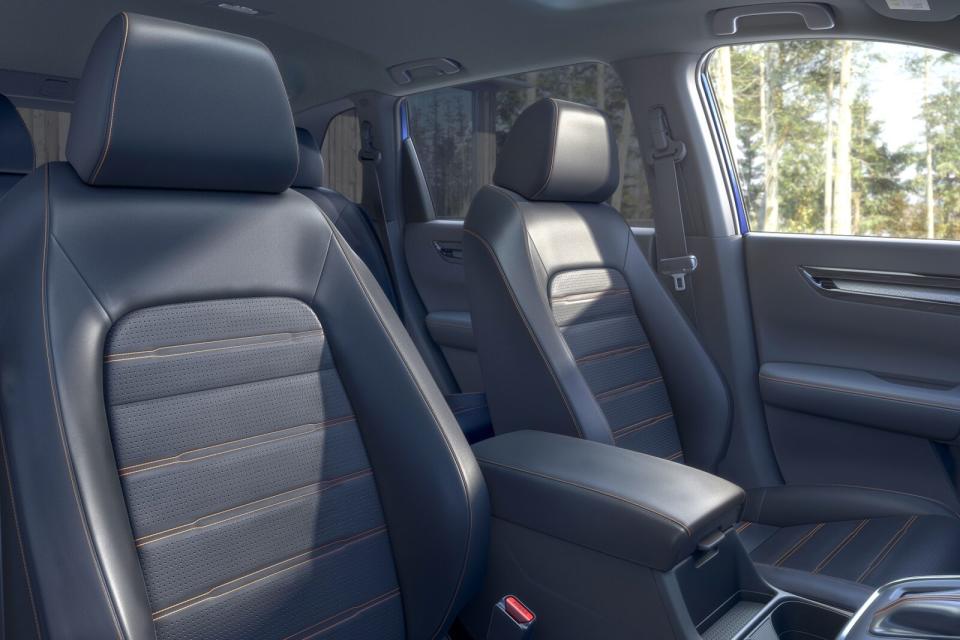 全新美規CR-V的Sport與Sport Touring車型，車艙內的座椅皆施以橙色縫線點綴，來營造運動化氛圍。