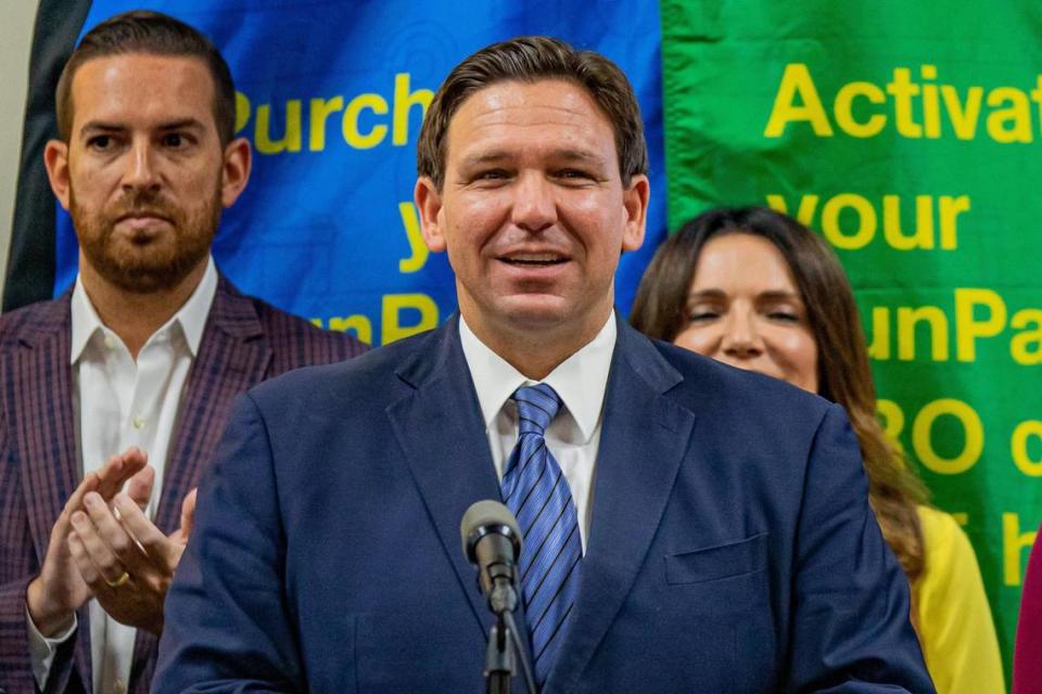 El gobernador de la Florida, Ron DeSantis, habla en una conferencia de prensa sobre la asistencia para el peaje en la sede del Distrito 6 del Departamento de Transporte de la Florida, en Miami, Florida, el miércoles 7 de septiembre de 2022.