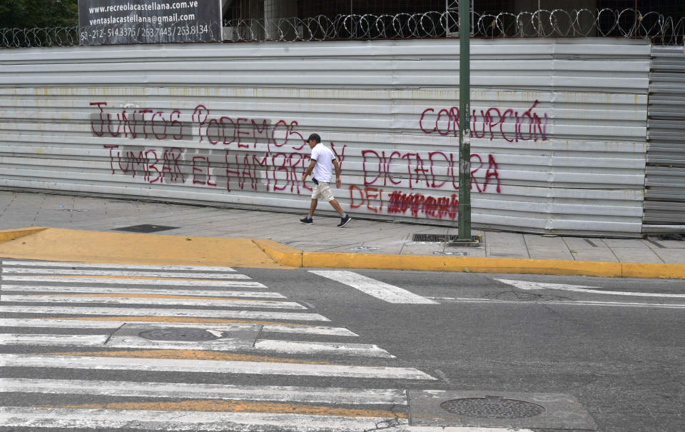 Un hombre pasa ante un pintada en contra del gobierno de Venezuela de Nicolás Maduro, el 3 de enero de 2019 (AFP/Archivos | YURI CORTEZ)