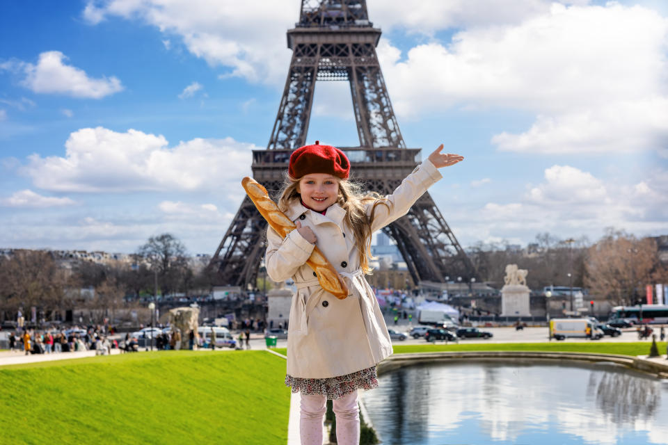 法國巴黎12名麵包師傅5日耗費數小時揉捏麵團、塑型和烘烤，最終烤出一條140.53公尺長的法國長棍麵包，刷新義大利寫下的世界紀錄，為法國爭一口氣。（示意圖／Getty Images）