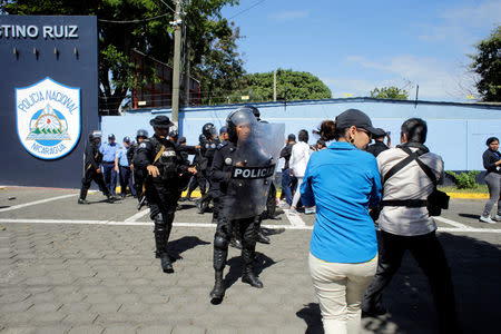 Riot police dislodges journalists from the main entrance of police headquarters in Managua, Nicaragua December 15, 2018.REUTERS/Oswaldo Rivas