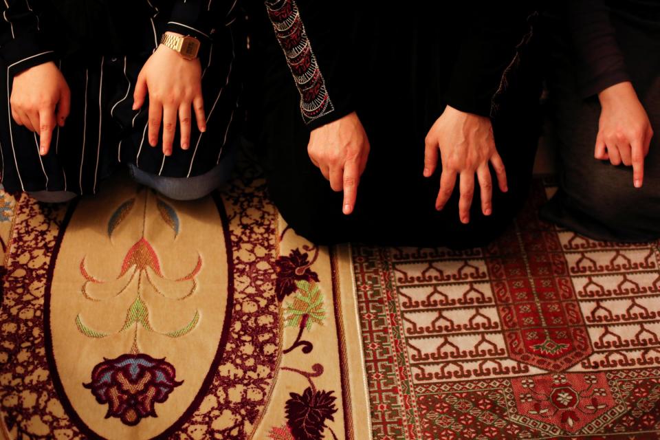 <p>Egyptian-American Muslim family membres pray the Maghrib prayer on the first day of Ramadan in Manhattan, May 27, 2017. (Gabriela Bhaskar/Reuters) </p>