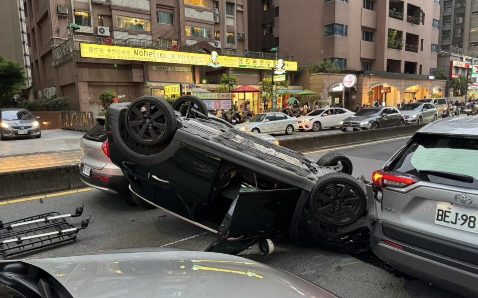 內湖傍晚發生一起翻車車禍。（圖／中天新聞）