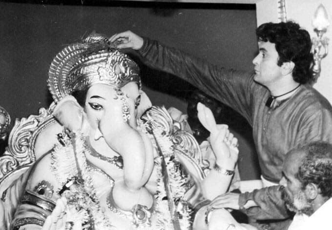 We went through Rishi Kapoor's Twitter account to bring out all the rare photos he shared from his past.