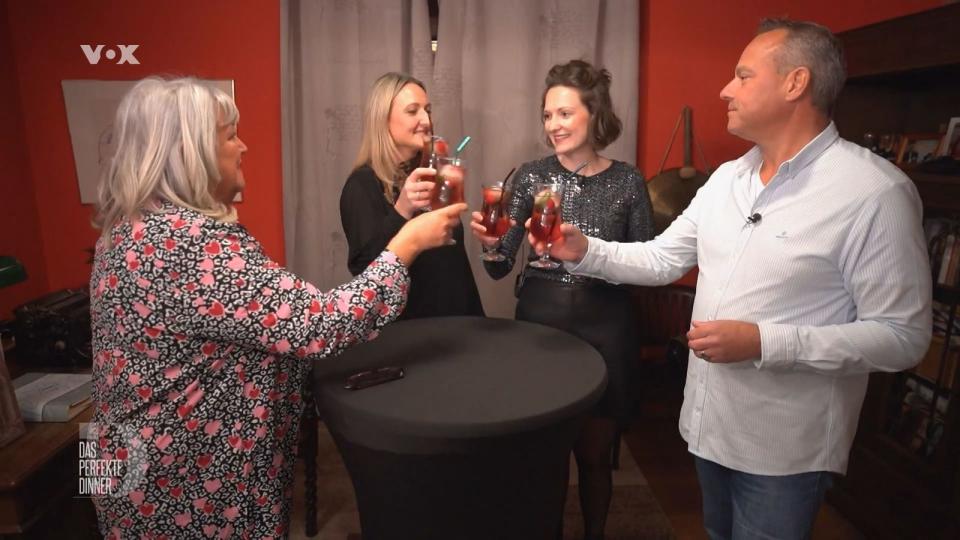 Der hochprozentige Aperitif soll die Stimmung zwischen den vier Fremden lockern, von links: Gastgeberin Angelika, Karina, Joana und Thilo.
 (Bild: RTL)