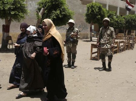 An elderly women is helped after voting during the Egyptian presidential election in Ashmoon city, Minoufiya goverorate, 40 km northwest of Cairo, May 27, 2014. REUTERS/Asmaa Waguih