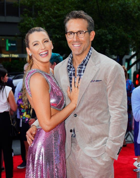 blake-lively-posing-with-ryan-reynolds