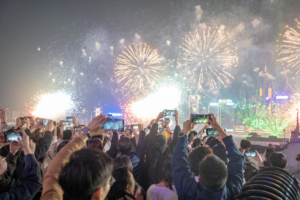 大批中國內地旅客赴港觀看元旦煙花，即日來回不過夜。 (Man Hei Leung/Anadolu via Getty Images)