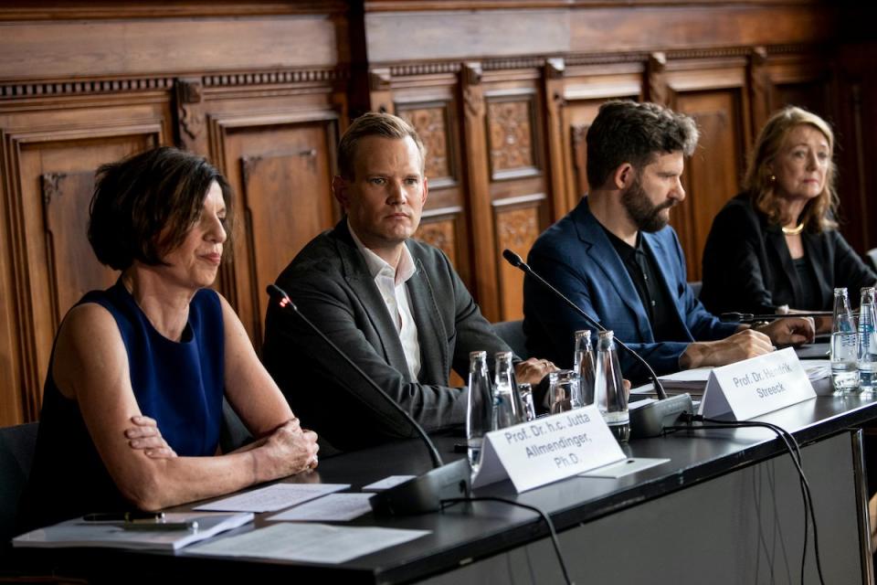 Jutta Allmendinger (l-r), Soziologin, Hendrik Streeck, Virologe, Harald Wilkoszewski, Abteilungsleiter Kommunikation und Pressesprecher des WZB, und Helga Rübsamen-Schaeff, Virologin und Chemikerin, nehmen an einer Pressekonferenz des Sachverständigen-Ausschusses zur Evaluation des Infektionsschutzgesetzes (IfSG) teil.  - Copyright: picture alliance/dpa/Fabian Sommer