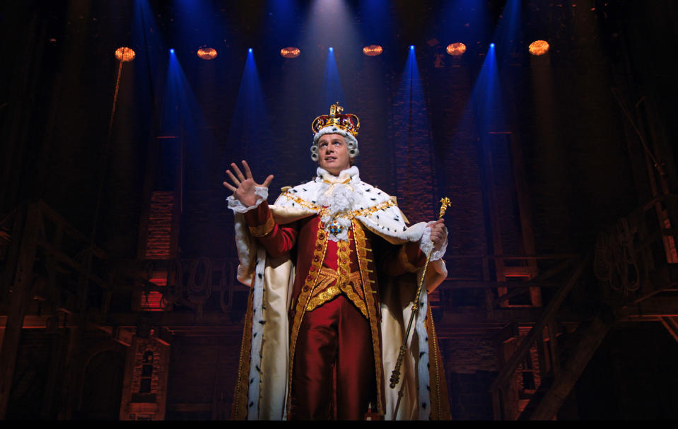 En esta imagen proporcionada por Disney Plus, Jonathan Groff interpreta al rey Jorge en una versión filmada de la producción original de Broadway de "Hamilton". (Disney Plus via AP)