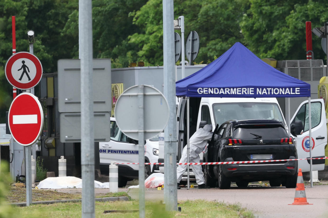Ce 14 mai, un médecin légiste était à l'œuvre sur les lieux de l'attaque à la voiture-bélier au péage d'Incarville (Eure) (ALAIN JOCARD / AFP)