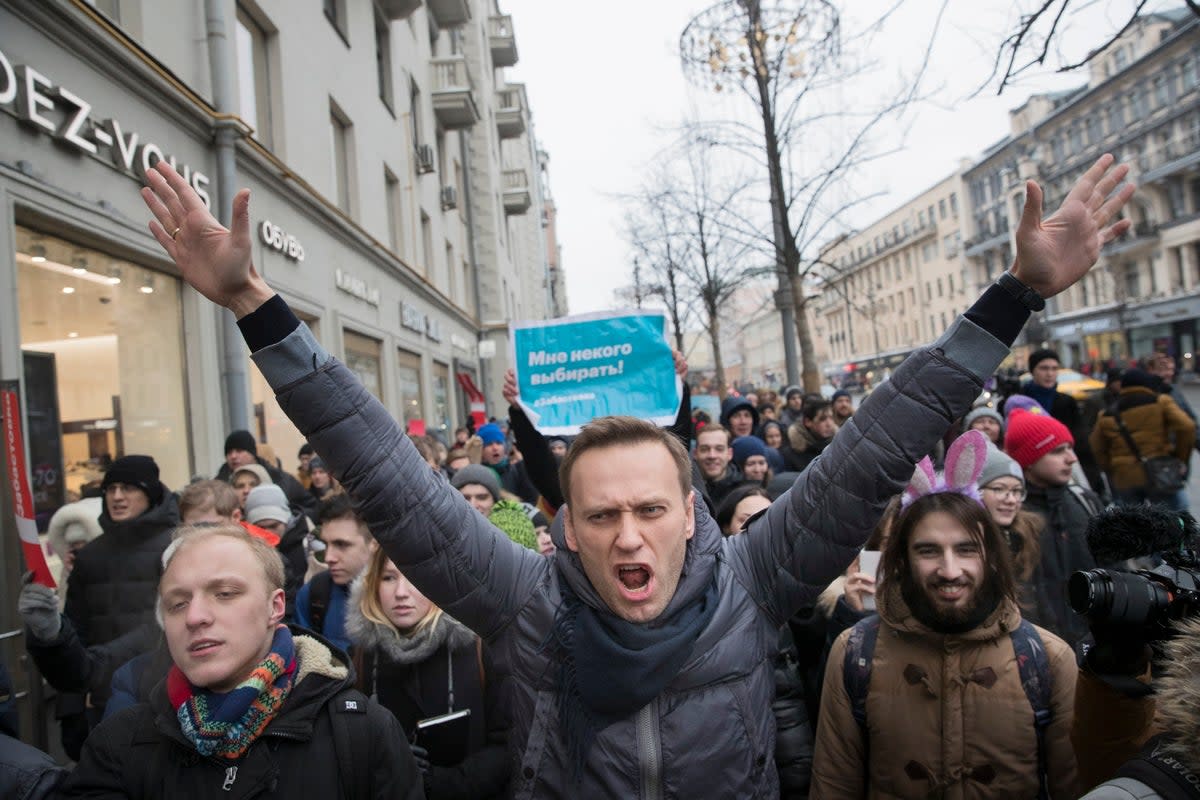 Russian opposition leader Alexei Navalny, center,  left a plan to disturb the elections that will be enacted after his death (AP)