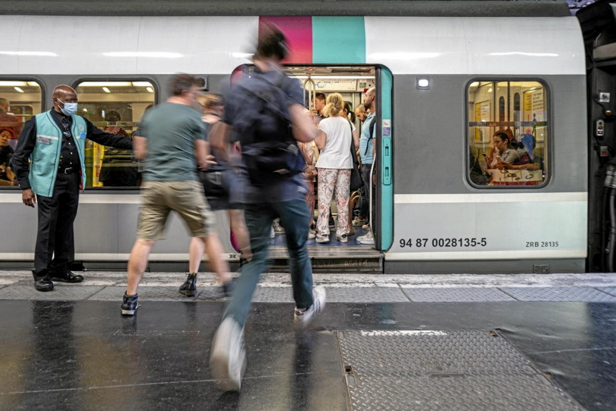 Prendre les transports en commun à Paris l'été peut vite devenir un enfer.  - Credit:SERGE TENANI / Hans Lucas / Hans Lucas via AFP