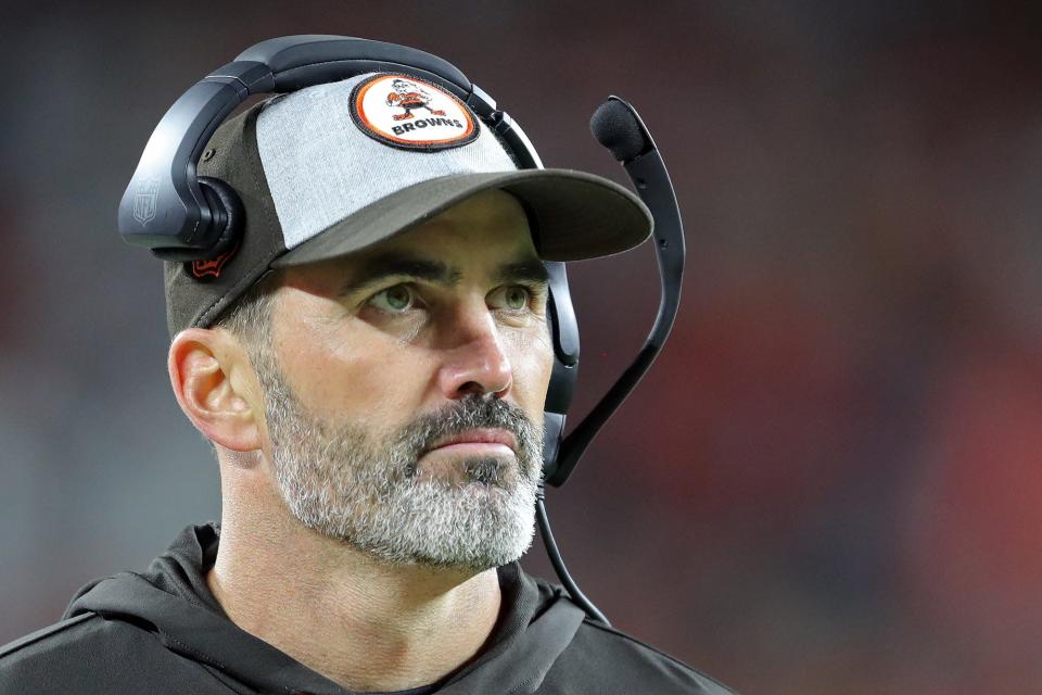 Browns coach Kevin Stefanski looks at the scoreboard during the second half against the Steelers, Thursday, September 22, 2022, in Cleveland.
