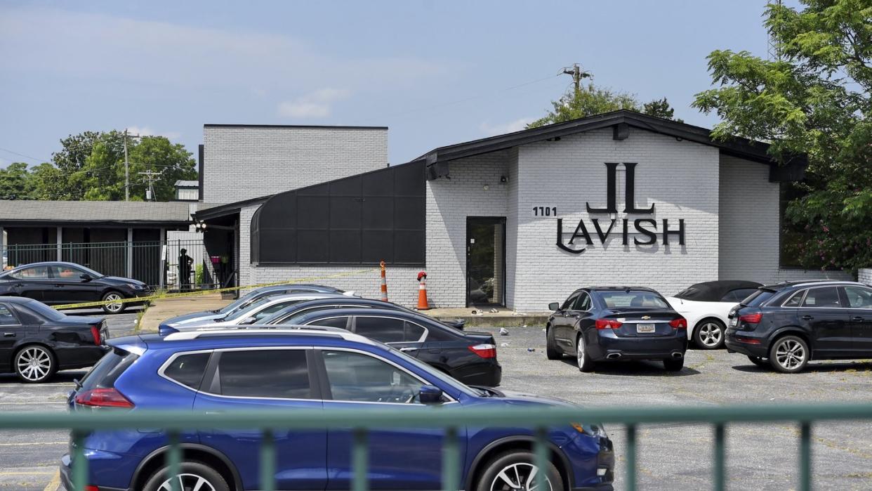 Autos stehen vor dem Lavish Night Club in South Carolina. Medienberichten zufolge sind in diesem Nachtclub mindestens zwei Menschen getötet worden.