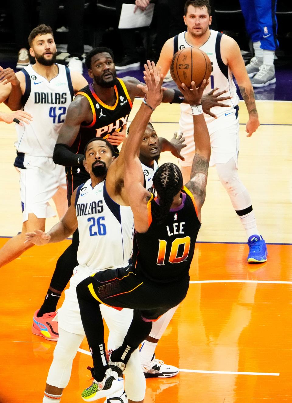 Phoenix Suns guard Damion Lee (10) makes the game-winning shot over Dallas Mavericks guard Spencer Dinwiddie (26) in the second half during the season opener at Footprint Center in Phoenix on Oct. 19, 2022.