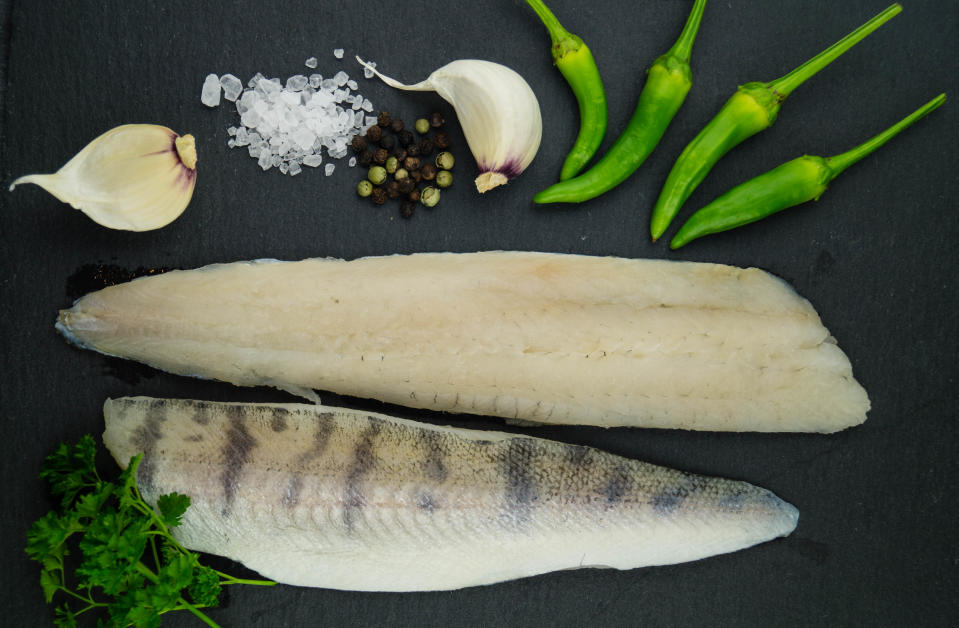 Gebratenes Zander Filet mit Garnelen Knoblauchbrot und frischem Gemüse