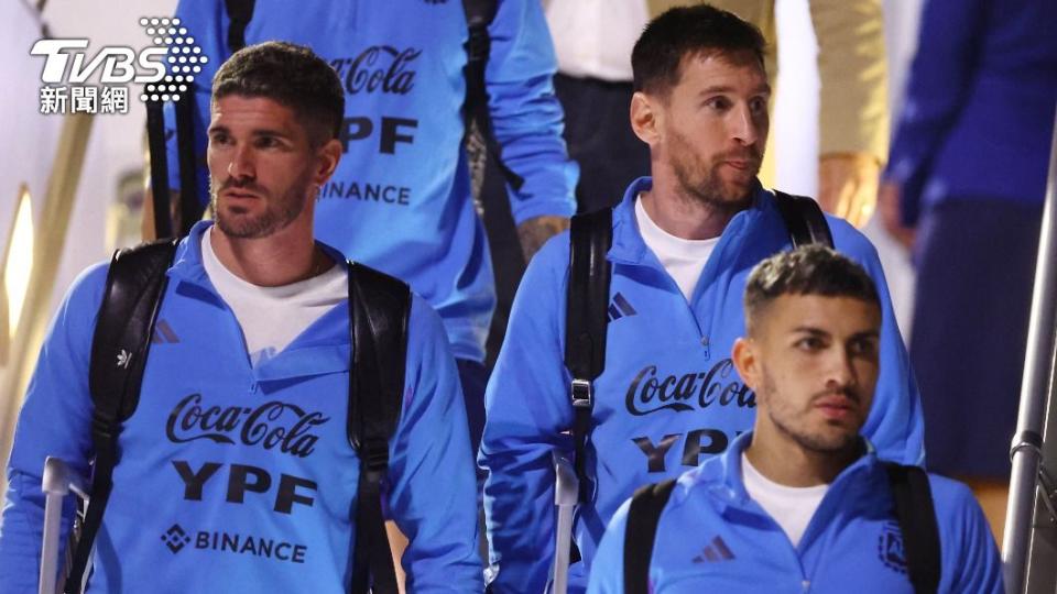 阿根廷足球國家隊於17日抵達卡達備戰世界盃足球賽。（圖／達志影像路透社）