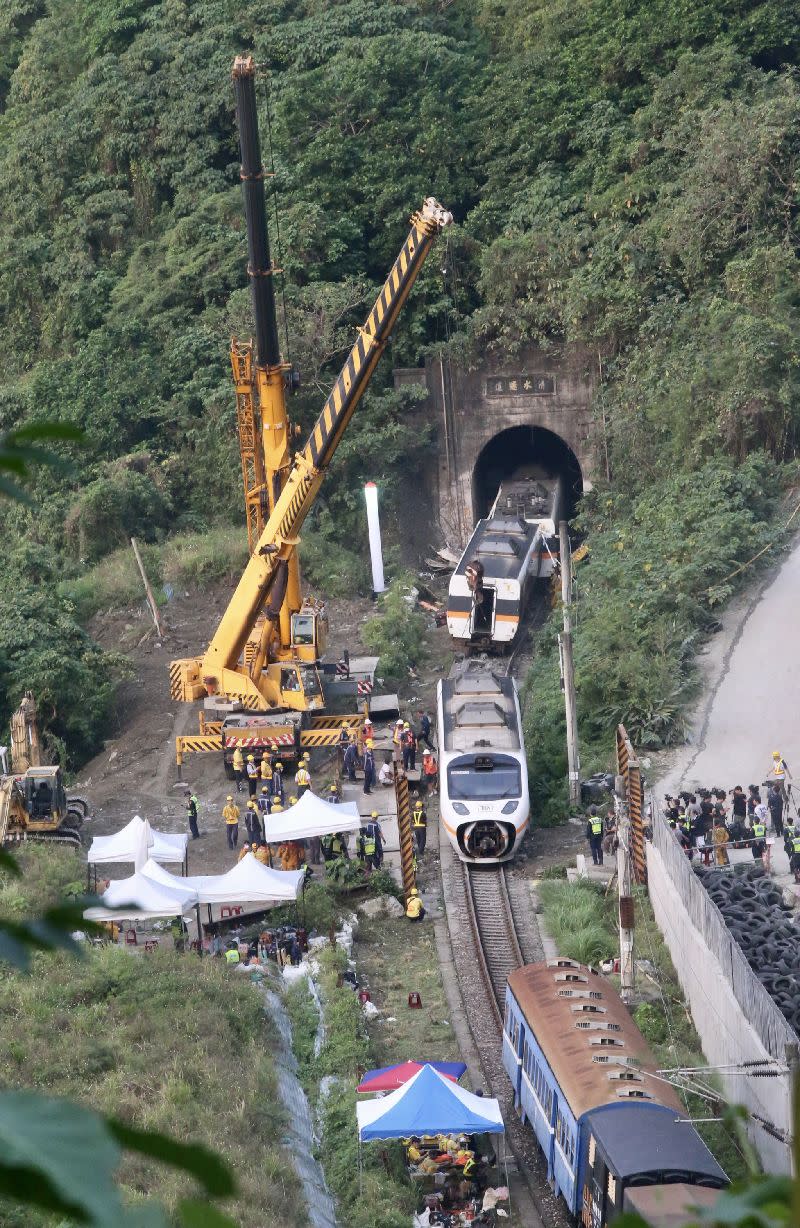 台鐵太魯閣號事故，部分車廂傾斜卡在隧道內，已將第一、二節車廂拖出，第三節4日凌晨2點拖出。（圖／翻攝畫面）