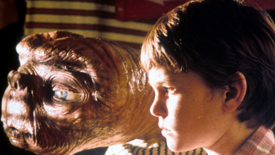 El actor Henry Thomas junto a E.T.