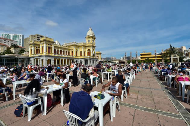 People eat at an open-air restaurant on June 5, 2020, in Belo Horizonte, Brazil. About 3,000 meals are being distributed every Friday, in addition to food, fruit and water. The city has a decades-long policy of guaranteeing residents affordable, healthy food. Credit: Pedro Vilela/Getty Images