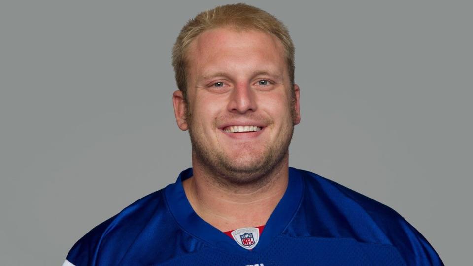 Officials say the former New York Giants offensive lineman has died in Arkansas of apparent heat stroke.