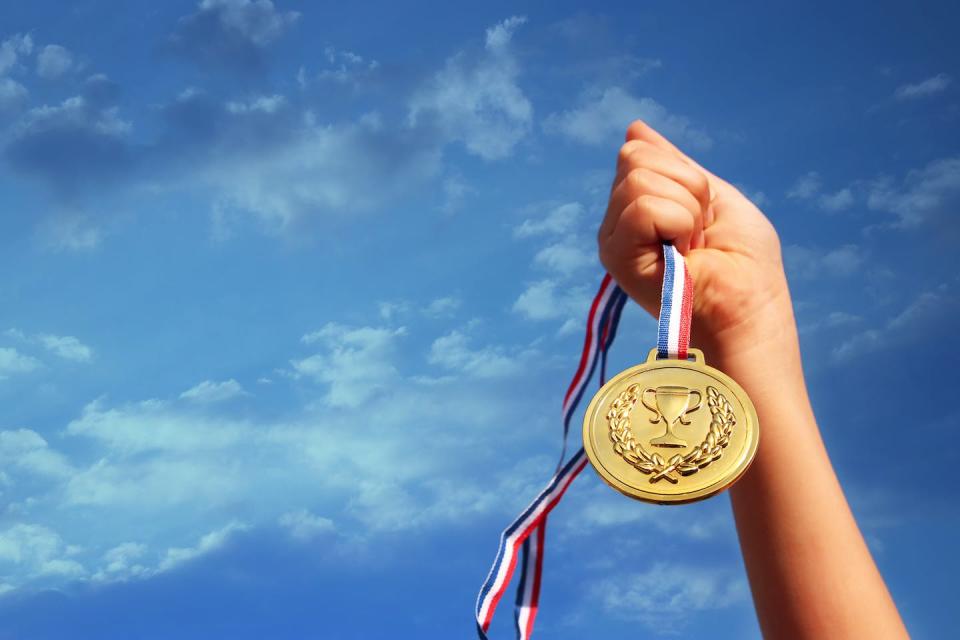 <a href="https://www.shutterstock.com/es/image-photo/child-hand-raised-holding-gold-medal-1110869972" rel="nofollow noopener" target="_blank" data-ylk="slk:Shutterstock / tomertu;elm:context_link;itc:0;sec:content-canvas" class="link ">Shutterstock / tomertu</a>