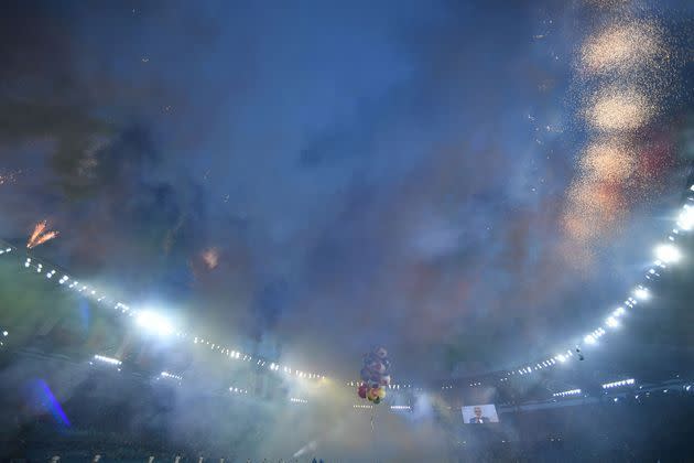 <p>Un spectacle son et lumière, un feu d'artifice devant des tribunes clairsemées et le ballon, enfin, s'est mis à rouler: retardé d'un an, l'Euro de football a débuté vendredi à Rome avec une affiche Turquie-Italie, un coup d'envoi festif malgré la pandémie de Covid-19.</p>
