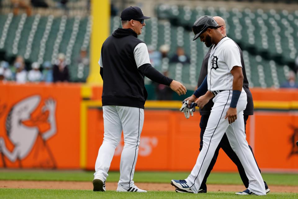 Tigers right fielder Willi Castro (9) walks off the field with manager A.J. Hinch after an injury in the fourth inning Sept. 29, 2022 against the Royals at Comerica Park.