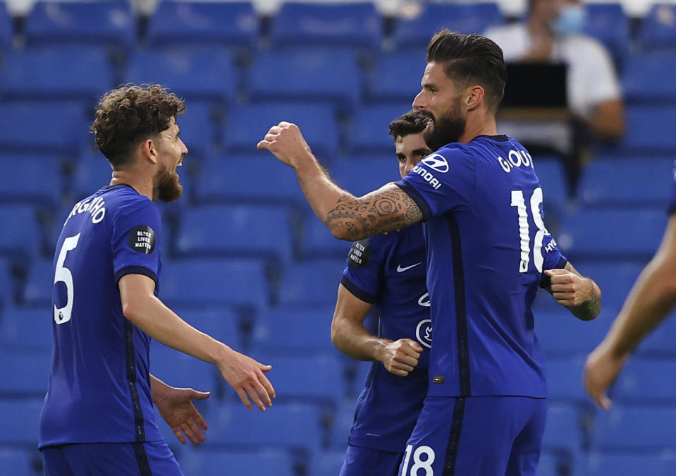 El francés Olivier Giroud (derecha) es felicitado por sus compañeros del Chelsea, luego de anotar el tanto ante Norwich en un partido de la Liga Pemier inglesa, disputado el martes 14 de julio de 2020 (AP Foto/Richard Heathcote,Pool)