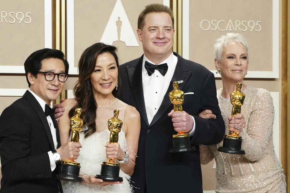 Ke Huy Quan, de izquierda a derecha, Michelle Yeoh, Brendan Fraser y Jamie Lee Curtis posan con sus premios en la sala de prensa de los Oscar el domingo 12 de marzo de 2023 en el Teatro Dolby en Los Angeles. Quan ganó el premio a mejor actor de reparto, Yeoh ganó el premio a mejor actriz, Fraser el premio a mejor actor y Curtis el de mejor actriz de reparto. (Foto Jordan Strauss/Invision/AP)