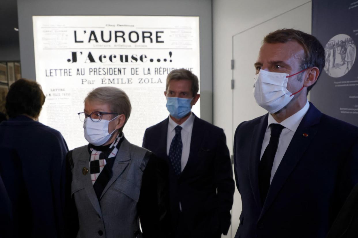 Emmanuel Macron lors de l'inauguration du musée Alfred-Dreyfus, à la maison d'Émile Zola dans les Yvelines, mardi 26 octobre 2021 - LUDOVIC MARIN / POOL / AFP