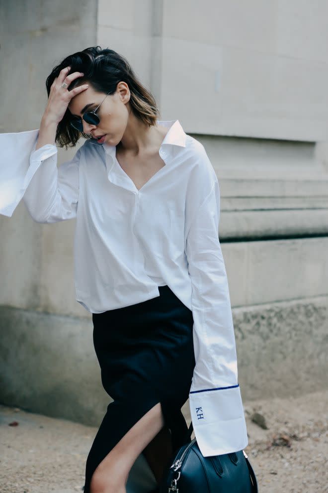 How to wear the white shirt?