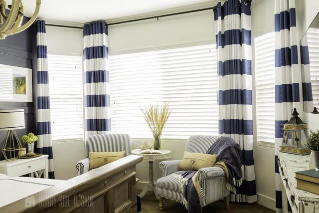 <p><a href="https://www.2thesunnyside.com/how-to-hang-curtains-in-a-bay-window/" data-component="link" data-source="inlineLink" data-type="externalLink" data-ordinal="1" rel="nofollow">Sunny Side Design</a></p>