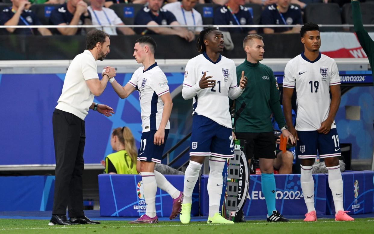 Eberechi Eze of Crystal Palace pray before appearing for England