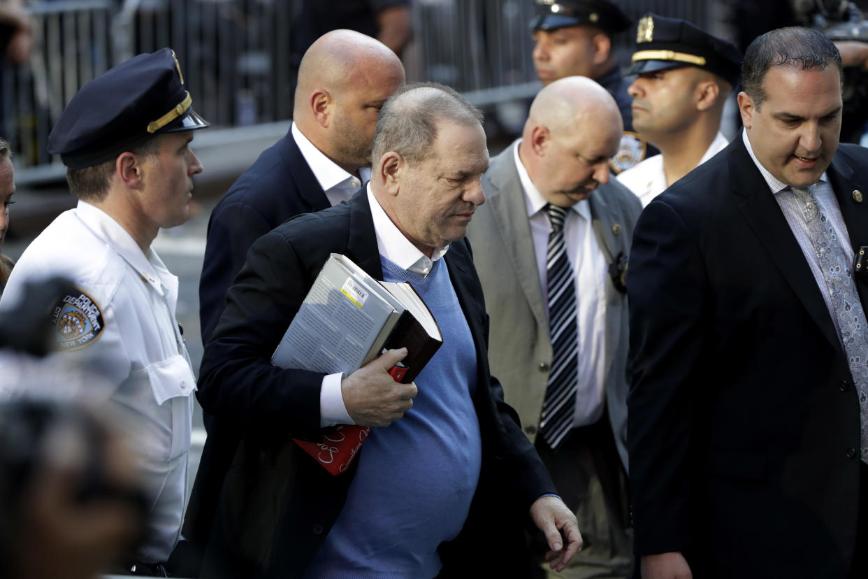 US-Filmproduzent Harvey Weinstein (M), kommt mit seinen Anwälten zum Gebäude der New Yorker Polizei, um sich nach mehreren Vorwürfen wegen sexueller Übergriffe den Behörden zu stellen. (Bild: Julio Cortez/AP/dpa)